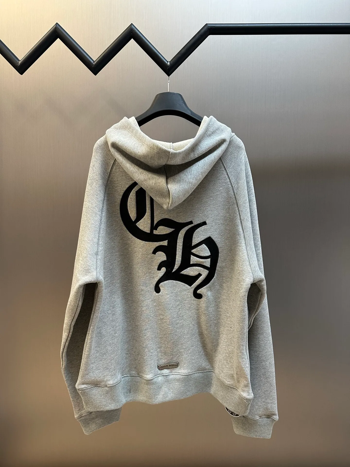 P490 Chrome Hearts Chrome Hearts Logo Hooded Sweatshirt. Customized heavy fortress intertwined air cotton, Chrome Hearts cross patch embroidery decoration on the chest, becoming the ultimate interpretation of dark gothic style. CH Gothic font is the finishing touch on the back panel, making the totem become your spiritual punctuation. The logo iron plate sways slightly with the swing of the body, adding a sense of movement and vitality.  Adopting imported machine appliqué embroidery technology, using advanced computer control systems and precision mechanical components, the Chrome Hearts logo appliqué embroidery operation is realized, presenting an embroidery effect with both clarity and three-dimensionality size: s m l xl